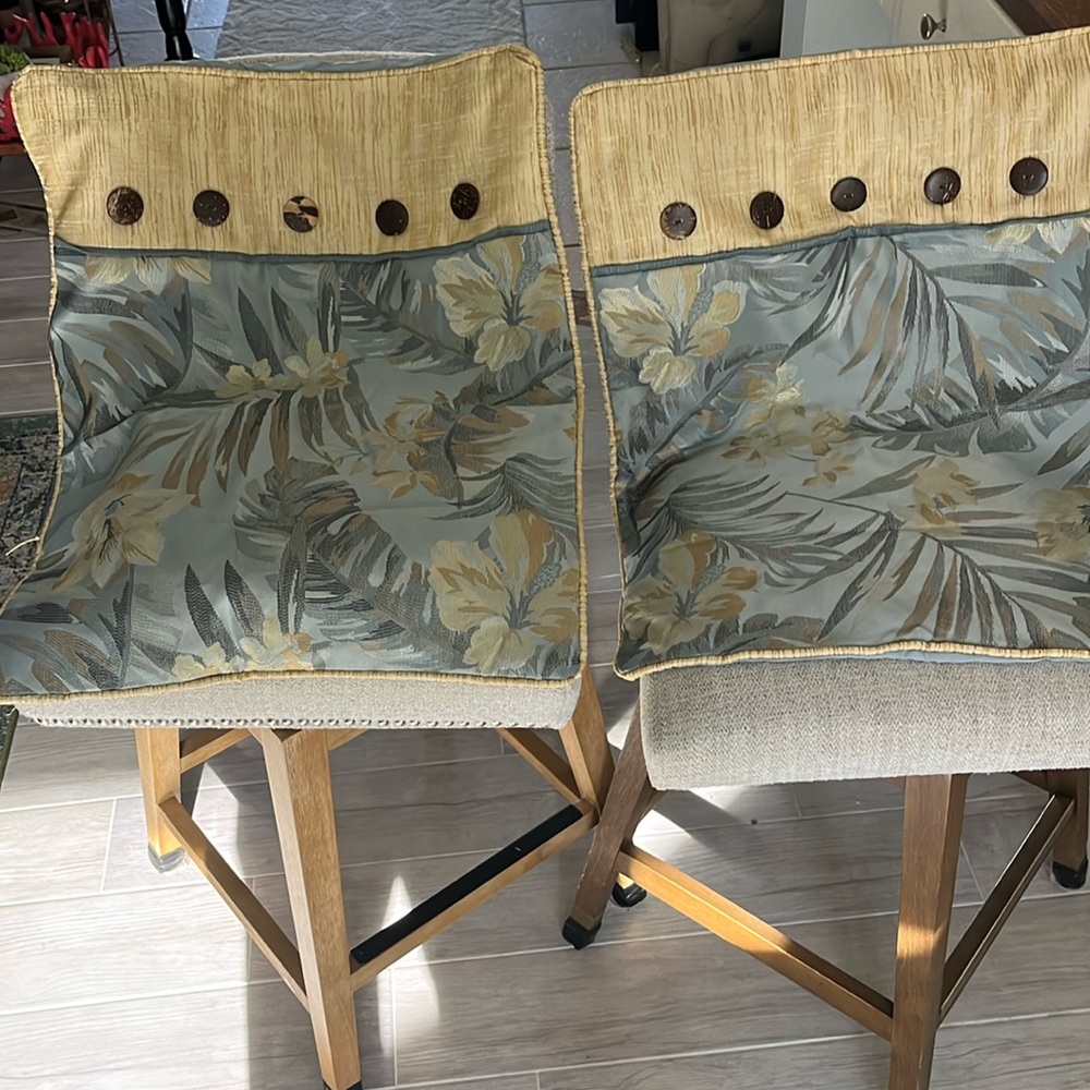 JCPenny home 2standard pillow cases 
Faux wood accent buttons 
tropical floral